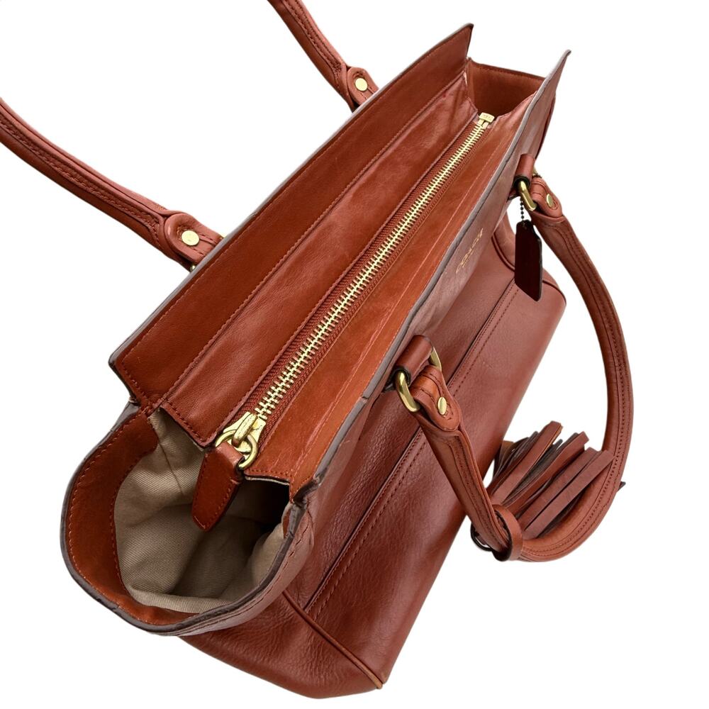 Coach bag with zipper and tassel in Carmel brown